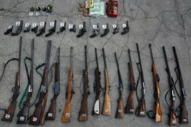 VELIKA ZAPLENA U KULI: Na tavanu mu pronašli arsenal oružja!