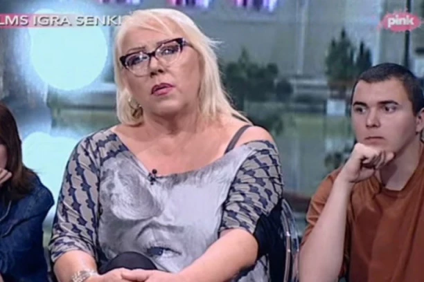 (FOTO) ZORICA MARKOVIĆ OPET NAVATALA PILETINU: Uhvaćena sa mladim POLICAJCEM, ON JE ŽESTOKO ISPIPAO, PUCALE STRASTI NAOČIGLED SVIH!