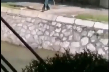 (VIDEO) Ovo se ne dešava! Posle samo mesec dana od poplava u Novom Pazaru ponovo bacaju smeće u reku