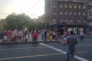 (FOTO, VIDEO) Nema ih ni da napune kafanu! Novi težak debakl opozicije