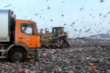 Stravično! Bager gradske čistoće smrvio čoveka u Vinči