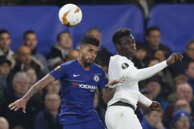 Zarađuje milione, a tužio majku zbog dresova?!