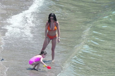 Estradnjaci i poznate ličnosti okupirali Crnu Goru: Ana Sević uči ćerku da pliva, Dinkić pravi pesme na plaži!