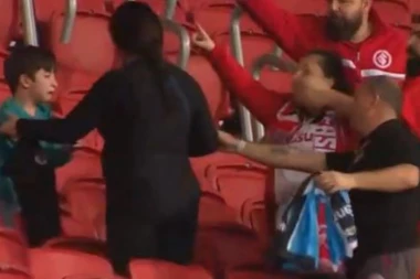 (VIDEO) Dečak u suzama isteran sa tribine: Majka pogrešila tribinu