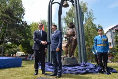 Koja ispala! Dragojević kritikuje spomenik, a ne zna da je to poklon Mađarske