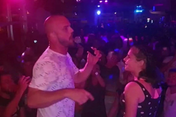 (FOTO) ZAPROSIO DEVOJKU NASRED NASTUPA U  KRCATOM KLUBU: Boban Rajović van sebe od sreće, JAVNOST U ŠOKU!