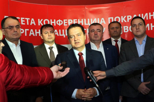 (VIDEO) DIGLA SE PRAŠINA OKO SPOTA SPS: Da li su socijalisti zabili nož u leđa naprednjacima?!