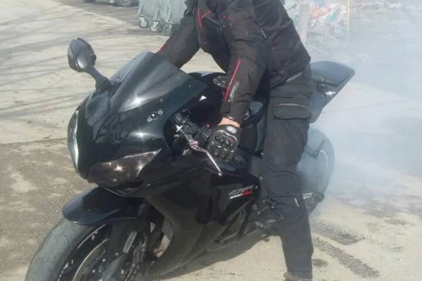 (UZNEMIRUJUĆI SNIMAK) POGINUO MOTOCIKLISTA U CENTRU GRADA! Zakucao se u punoj brzini u automobil!