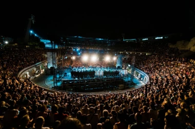 (VIDEO) Po prvi put u istoriji! Mrtva pevačica ide na turneju: Ljudi su odlepili od besa!