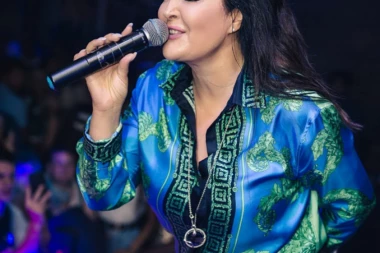 (FOTO) Vešto je krila od očiju javnosti: Evo kako izgleda rođena sestra Dragane Mirković!