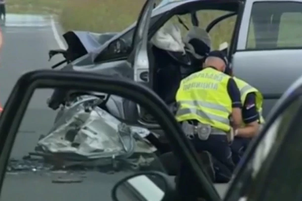 HOROR KOD MEROŠINE! Devojka (23) teško povređena u udesu, vatrogasci sekli automobil da bi je izvukli!
