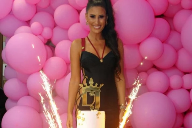 NAŠA PEVAČICA BLISTA NA BILBORDIMA, GOSTOVANJEM NA NAJPOZNATIJOJ TELEVIZIJI ZASENILA SVET! Didi J otkrila TAJNU USPEHA, ovaj savet dobila OD NAJVEĆE ZVEZDE!