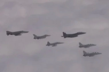 SEUL PODIGAO BORBENE AVIONE ZBOG LETELICA IZ PJONGJANGA: Severna Koreja tokom noći ispalila 80 projektila