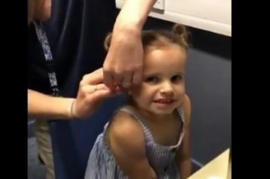 (VIDEO) Pogledajte trenutak kada se devojčici (3) vratio sluh, roditelji bili potpuno slomljeni