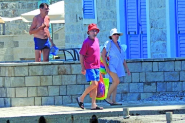 Dok Seka pliva, dečko čuva stražu!