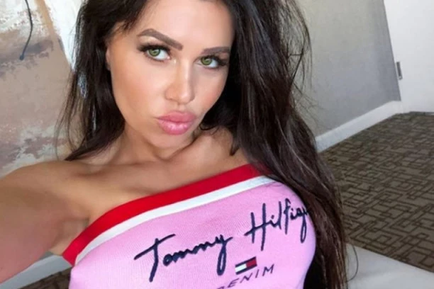 (FOTO) Stanija objavila BOMBA slike iz karantina: Starleta nikad vrelija, uvećala silikone do maksimale?!