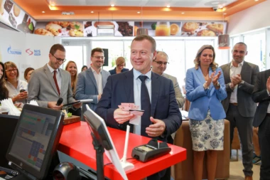 NIS I MASTERCARD UVELI NOVU USLUGU ZA POTROŠAČE: Mogućnost podizanja gotovine uz Mastercard karticu na benzinskim stanicama NIS