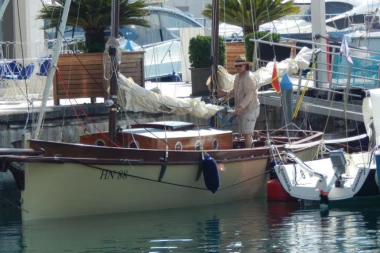 STRAVIČNA NESREĆA NA JADRANU! Muškarca (62) udario jarbol, pa završio u propeleru - SIN POKUŠAO DA GA SPASI!