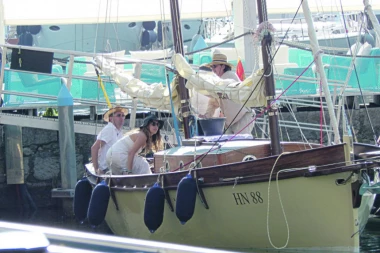 Kapetan Rambo sa devojkama na brodu! Muzičar na jedrilici uživa sa mladom crnkom!