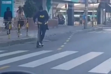 (VIDEO) Betmene, ti li si? Superheroj provozao trotinet po Beogradu: Spustio se ka Slaviji, prolaznici šokirani, društvene mreže se usijale!