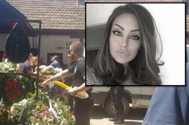 (FOTO) Pretužna kolona ljudi ispred kuće Dijane Milojković u Ćupriji: Stefan Karić stigao s porodicom i belim ružama!