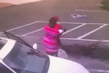 (UZNEMIRUJUĆI VIDEO) Čupala je i udarala drugu ženu, a sada je optužena za ubistvo svog deteta! Jezivi snimak šokirao i policiju!
