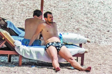 SALE PUŠI KO TURČIN DANKO PRŽI NOGE NA SUNCU!