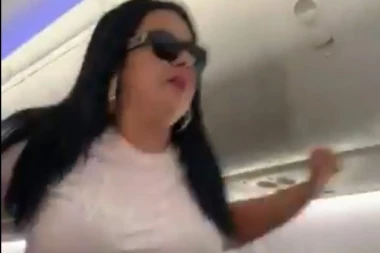 (VIDEO) Bije kao Tajson! Putnica napravila haos u avionu nakon što je uhvatila dečka da gleda drugu devojku