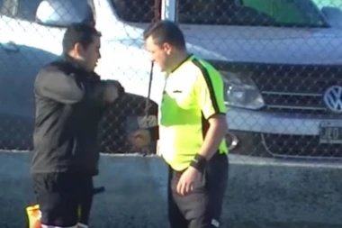 (VIDEO) Sudija prekinuo meč zbog odlaska u toalet, navijači skandirali - Donesite mu papir!