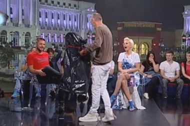 Skandal u emisiji! Marku poklanjam stolicu k*ralicu pa neka se trpaju: Lepi Mića izgubio glas od urlanja!