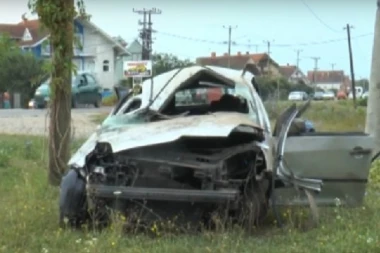 STRAŠNA NESREĆA KOD NOVOG SADA! Devojka uletela kolima u gradilište i udarila u kamion, vadili je iz smrskanog automobila!