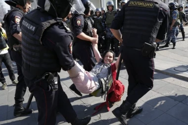 (VIDEO) Nema zezanja sa Putinovom policijom: Uhapšeno oko 300 učesnika nedozvoljenog protesta u Moskvi