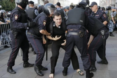 UČENIK (15) UNEO PUŠKU U ŠKOLU I POČEO DA PUCA! Ranjena dva maloletnika, ovo je katastrofa! (VIDEO)
