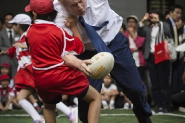 (VIDEO) Gazi sve pred sobom kao tenk! Svi padaju pred Džonsonom