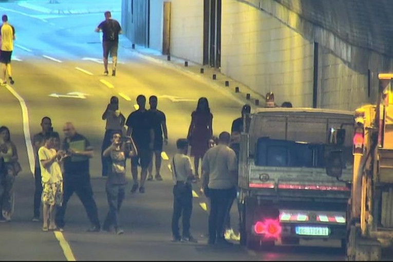 (FOTO) Đilasovi huligani uništavaju Terazijski tunel: Opozicija mrzi Beograd jer nema podršku!