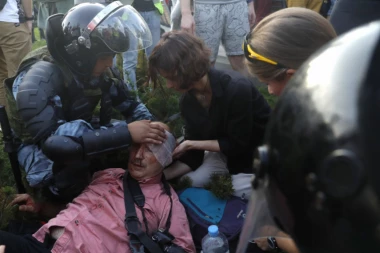 (FOTO) KRV NA ULICAMA MOSKVE: Više od 1.000 uhapšenih na protestu opozicije, policija upala na televiziju koja je sve prenosila uživo