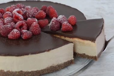 (VIDEO) PRSTE DA POLIŽEŠ! Spremite neobični čokoladni čizkejk koji se ne peče!