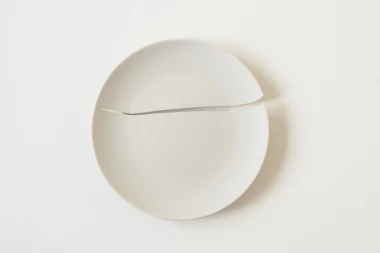 Slomio vam se tanjir, pala slika sa zida? Evo šta to znači po NARODNIM VEROVANJIMA!