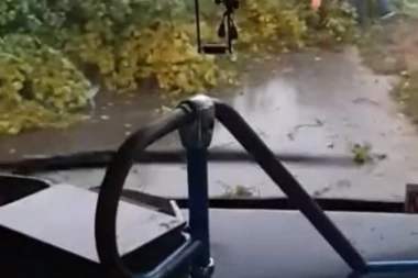 (VIDEO) Pucanj na nebu: Jako nevreme protutnjalo kroz Kruševac, grom oborio drvo