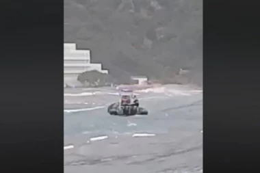 (VIDEO) Uznemirujući snimci iz Crne Gore: Ogromni talasi uništili plaže i kafiće, službe spasavale ljude iz podivljalog mora!