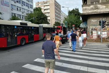 (FOTO) Opšti haos u Despota Stefana: Kolona autobusa, putnici masovno izlazili iz prevoza