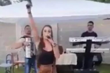 Otkriveno ko je pevačica koja je potezala pištolj dok je pevala: Ovo je ime internet senzacije!
