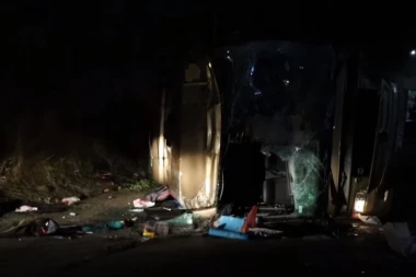 U sudaru autobusa i automobila povređeno 30 osoba