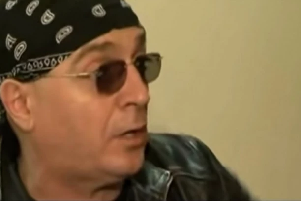 OVO JE ŽENA KOJA JE UKROTILA OLIVERA MANDIĆA: Razlika je 22 godine, a pevač je ODLEPIO za njom!