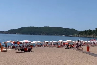 PROŠLE GODINE SE NAMUČIO, E PA OVE NEĆE! Scena sa plaže iz Sutomora zbog koje se jedan deo turista hvata za glavu, a drugi plače od smeha! Pogledajte kako čovek postavlja suncobran! (VIDEO)