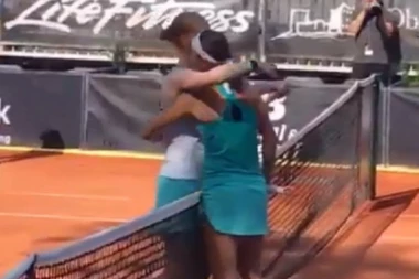 (VIDEO) Uzmite sobu: Teniserke završile meč, pa se ljubile i vatale na sred terena!