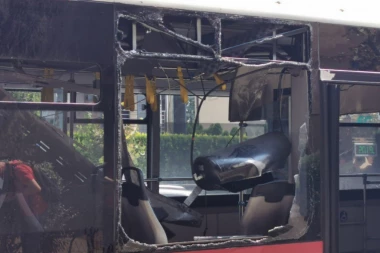 (FOTO, VIDEO) Eksplozija u autobusu 78 na Dedinju! Zapaljen kompresor pao ženi na glavu, u prevozu bila i beba