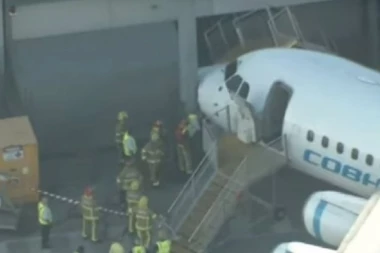 (VIDEO) Avion se zakucao u zgradu u Australiji