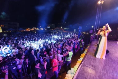 (FOTO, VIDEO) Spektakl u Novoj Varoši: Zapadna Srbija pevala sa Draganom!
