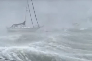 (VIDEO) Dramatično, pogledajte kako izgleda oluja na moru kada se uskovitlaju talasi